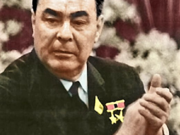Leonid IJič Brežněv (1906–1982), v letech 1966–1982 generální tajemník Ústředního výboru Komunistické strany Sovětského svazu, na VII. sjezdu Sjednocené socialistické strany Německa. Foto Ulrich Kohl.  